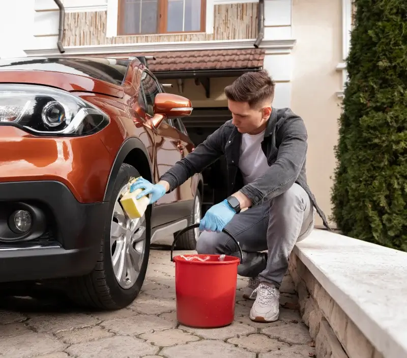 Lavage auto à domicile Notre-Dame-de-Riez : professionnel intervenant sur un véhicule